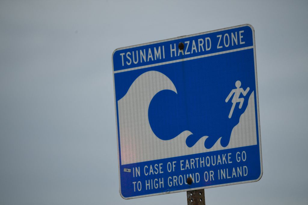 Cartel avisa zona de seguridad por tsunami en una playa de California