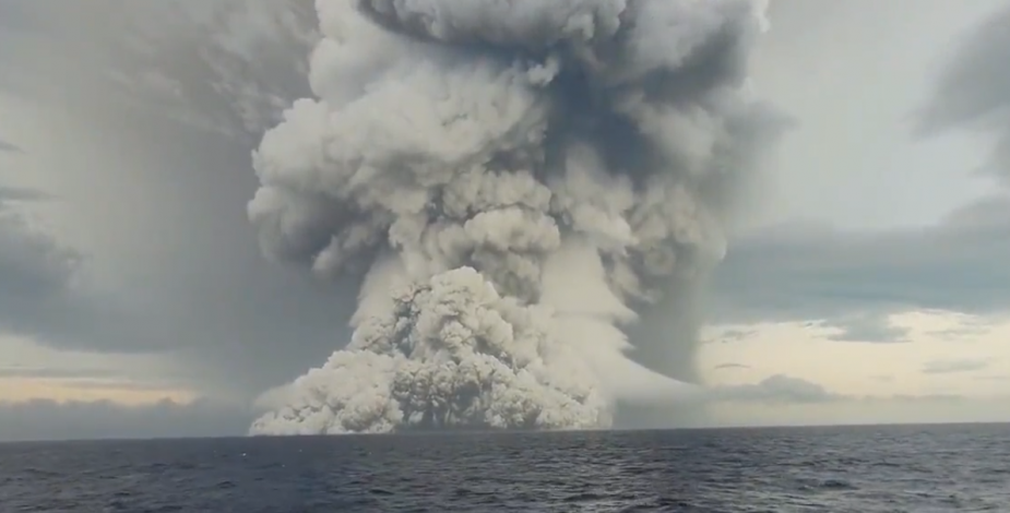 Los impactantes registros de la erupción de volcán submarino en Tonga y los  tsunamis provocados