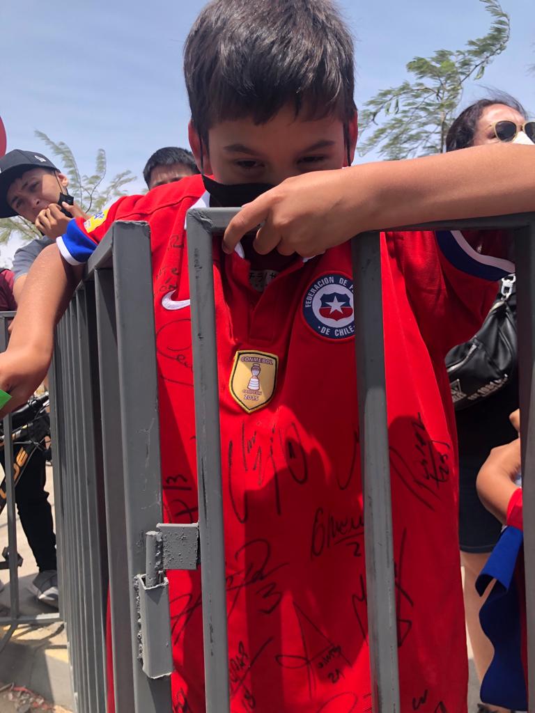 Felipe y la camiseta firmada por el plantel de la selección chilena