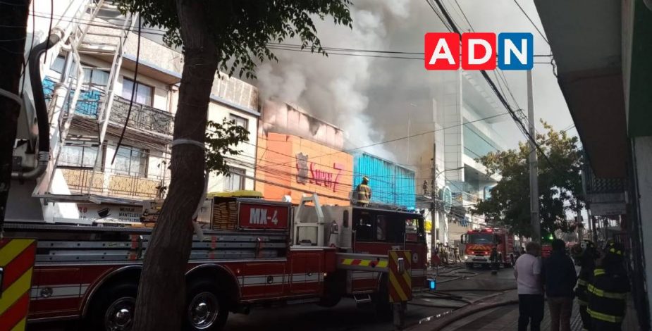 Incendio afectó a tres locales comerciales en el centro de San Bernardo: siniestro se encuentra circunscrito