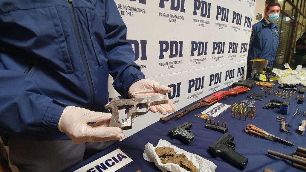 De fabricación artesanal y de fogueo adaptadas: PDI detuvo a banda dedicada a la creación de armas en Antofagasta