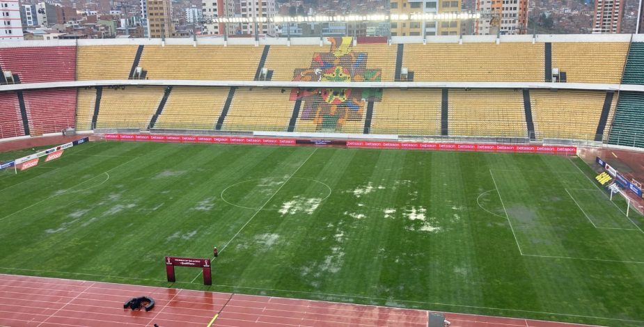 Lluvia torrencial afecta al Estadio Hernando Siles y el partido se retrasó para las 17:30 horas