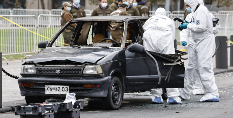 VIDEO | Automóvil explota y se incendia frente a La Moneda: el conductor se encuentra grave