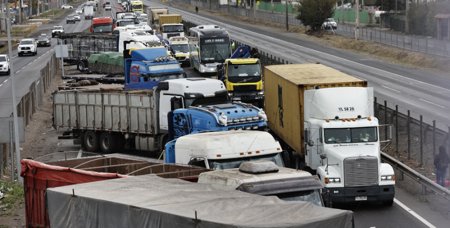 Paro de camioneros pone en jaque el transporte de 25 mil toneladas de cerezas