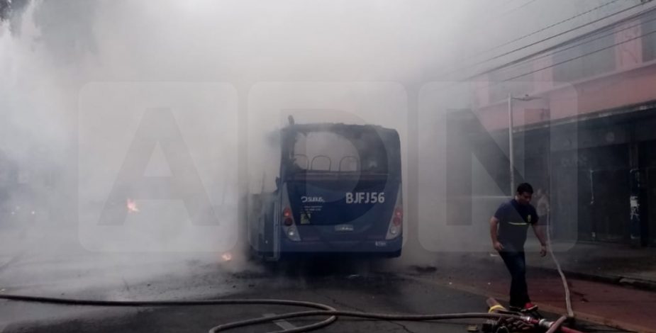 Bus del transporte público fue quemado en San Diego, Santiago centro