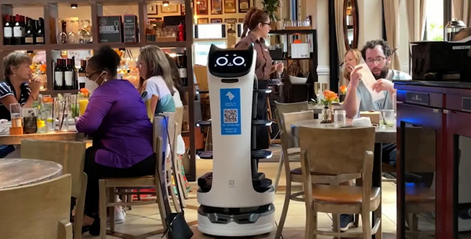 Atienden y limpian: cómo funcionan los robots que “trabajan” en restaurantes en Chile