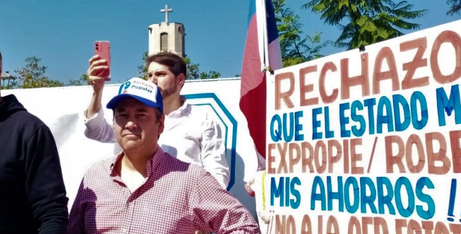 “Pancho Bueno, ya no es Pancho Malo, ubícate”: manifestantes por el Rechazo defienden presencia de exlíder de la Garra Blanca