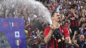 La particular celebración de Zlatan Ibrahimovic en el título del Milan: recibió la medalla bebiendo champaña y fumando puro