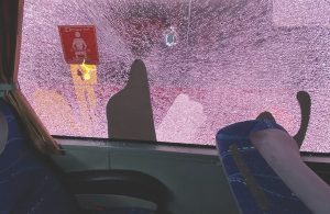 "Hinchas" de Iquique apedrean bus, agreden a los jugadores y los amenazan de muerte