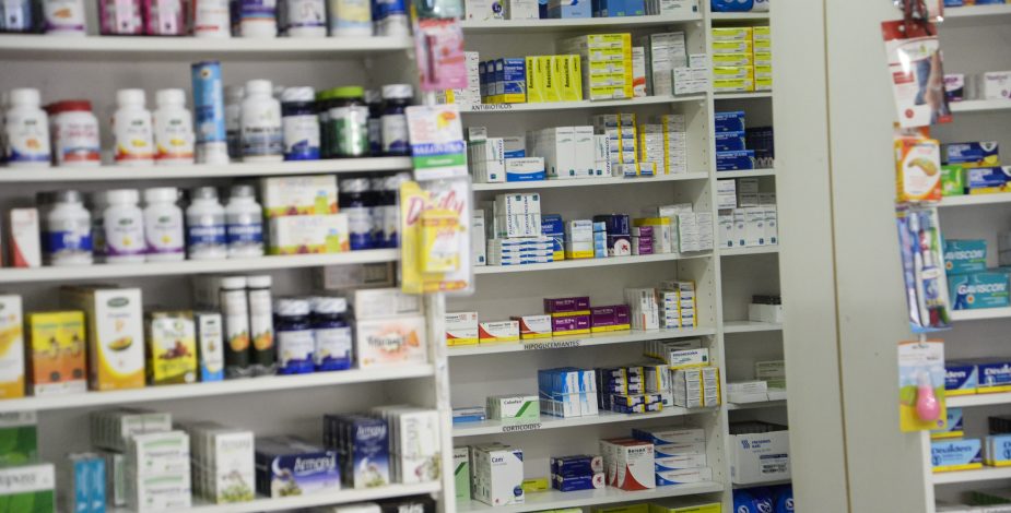 FNE: laboratorios venden medicamentos a farmacias un 89% más caro que al sector público