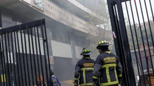 Reportan amago de incendio al interior de toma del Instituto Nacional