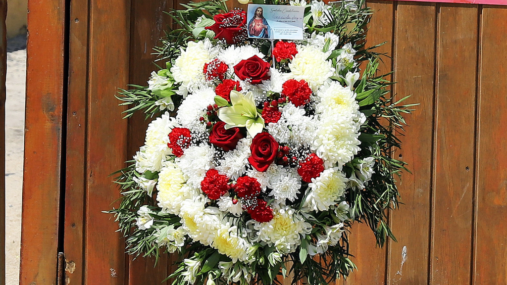 Balas y flores: desconocidos realizan disparos y dejan corona en casa en Ñuñoa