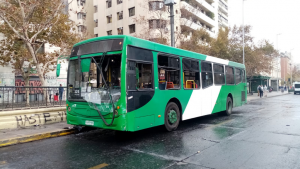 Encapuchados queman bus del Transantiago en la Alameda: incendio fue apagado por carro lanzagua