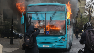 Encapuchados queman bus en Santiago Centro: lanzaron bomba molotov al interior