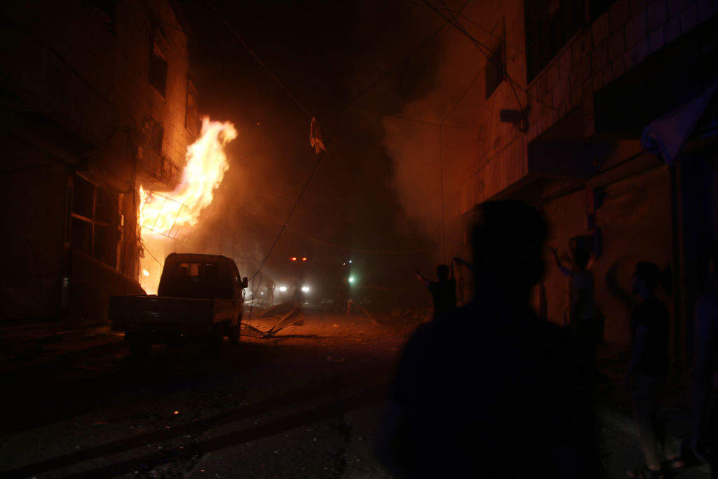 La explosión de los misiles israelíes dejan incendios en Siria