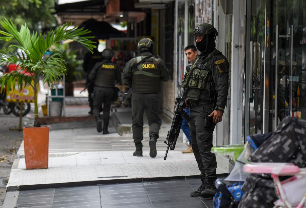 La policía militarizada de Colombia vigila las calles de Saravena en Arauca