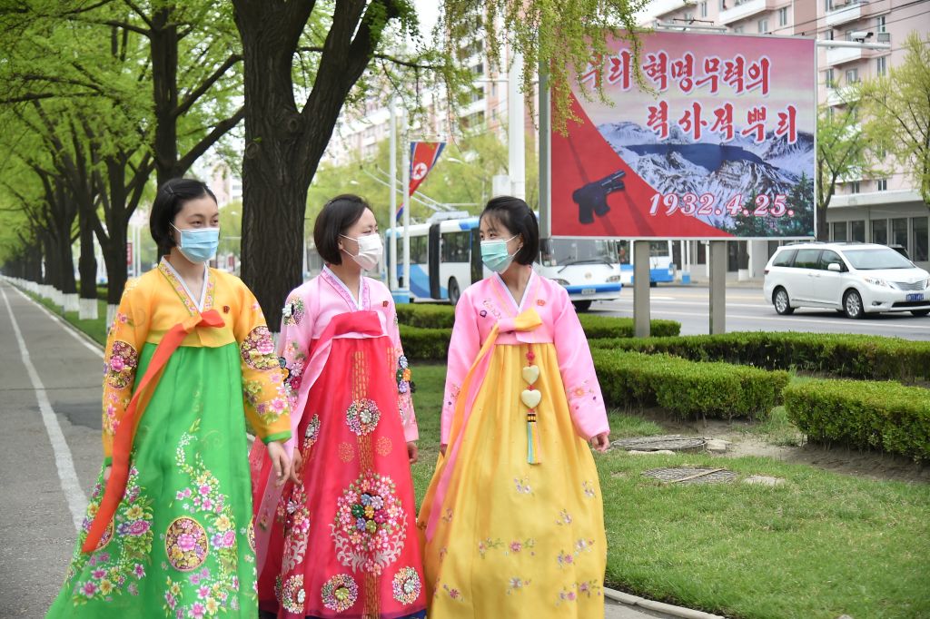 Mujeres con mascarillas caminan por las calles de Pyongyang