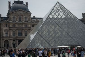 Justicia de Francia imputó por tráfico de antigüedades al exdirector del museo el Louvre de París