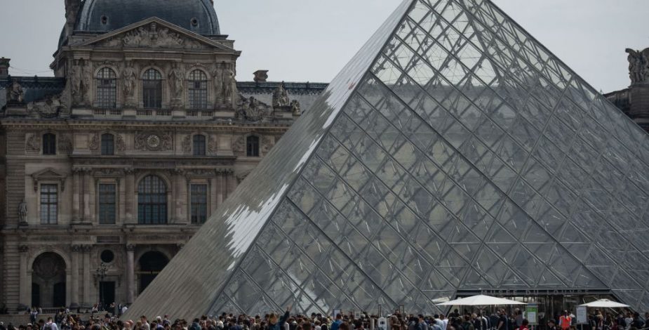 Justicia de Francia imputó por tráfico de antigüedades al exdirector del museo el Louvre de París