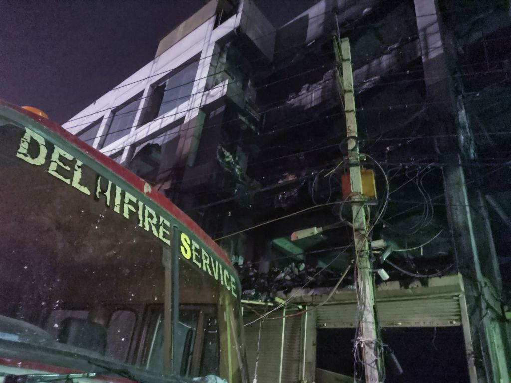 El daño que deja el incendio de un hospital en Nueva Delhi