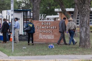 Autoridades elevan la cifra de fallecidos en la matanza de Texas: al menos 19 niños