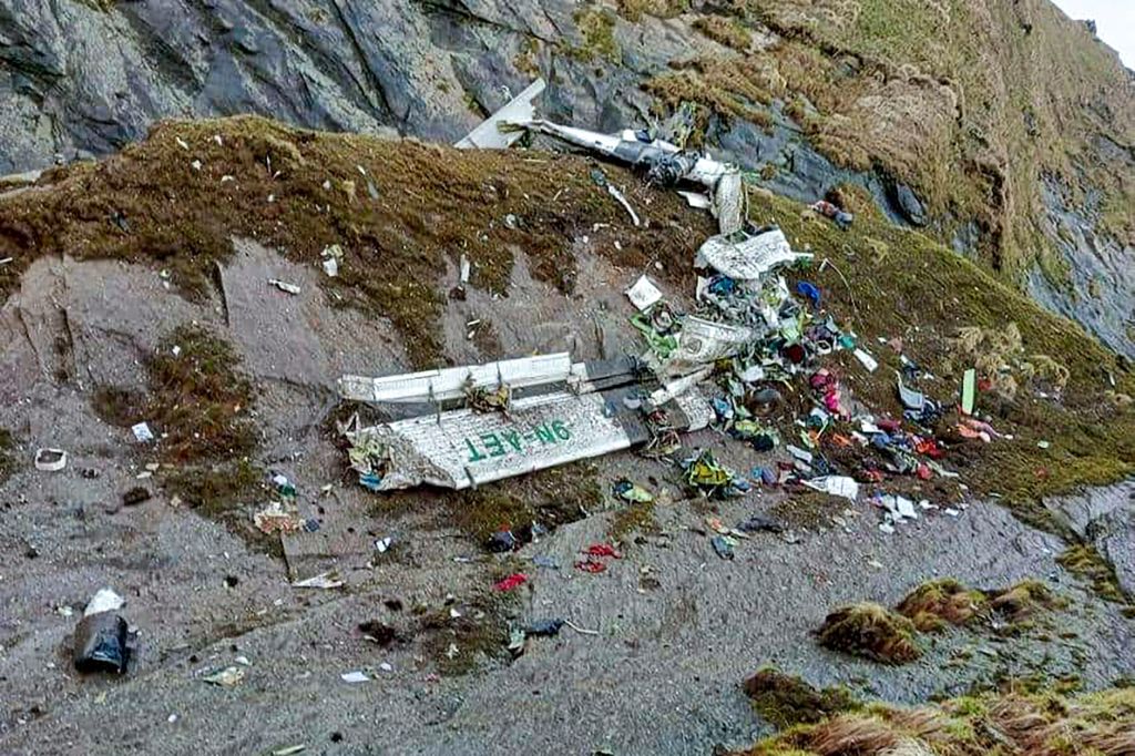Restos del avión de pasajeros que chocó en zona montañosa de Nepal