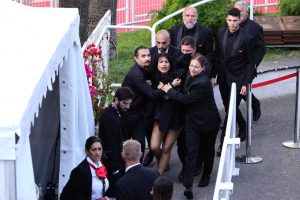Protesta en Festival de Cannes: Mujer irrumpe en alfombra roja para visibilizar la violencia sexual que se vive durante la guerra en Ucrania