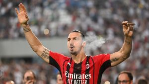 Champaña y puro en la cancha: el efusivo festejo de Zlatan Ibrahimovic tras ganar la Serie A con el Milan