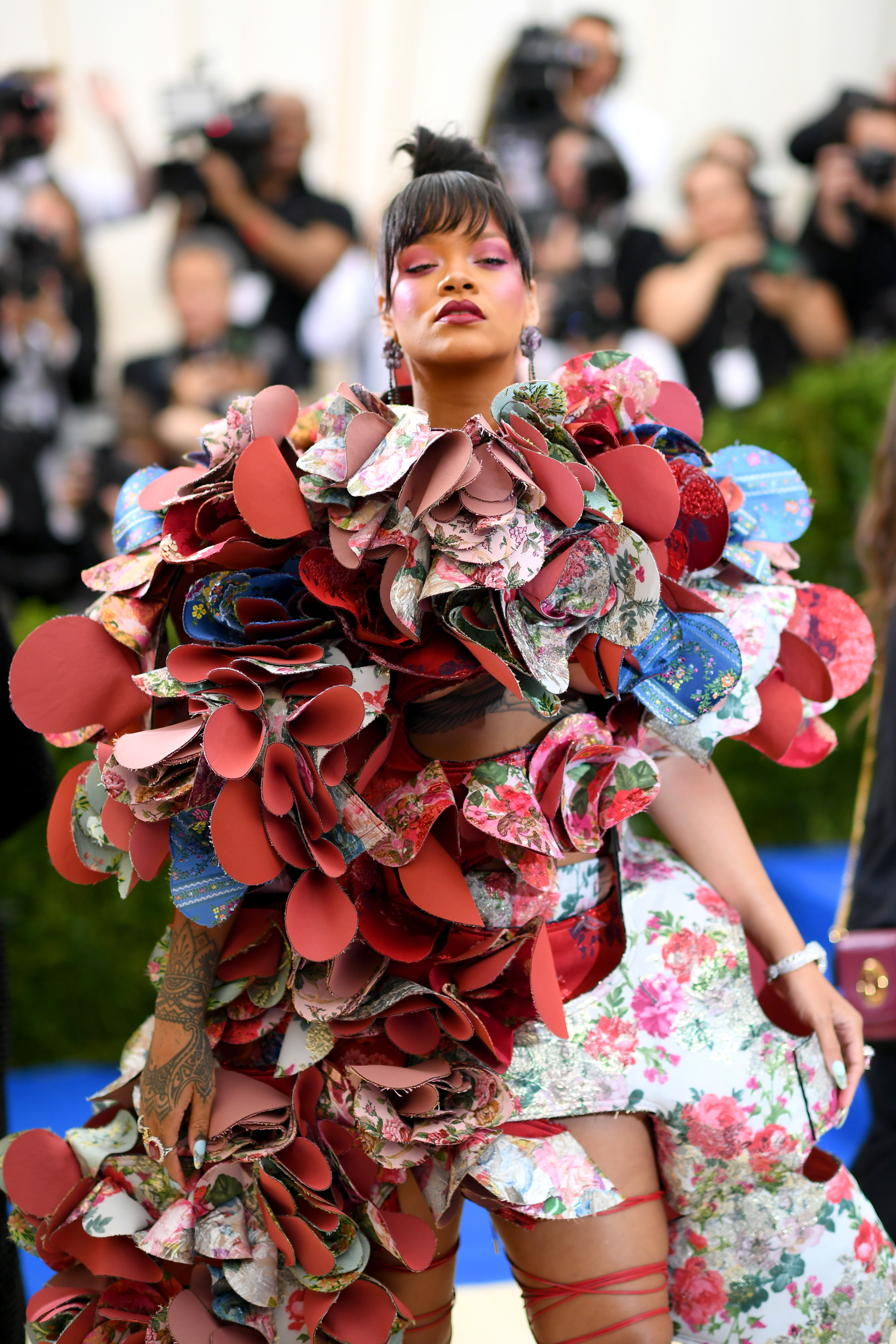 Museo del MET honra a una embarazada Rihanna con estatua de mármol en ...