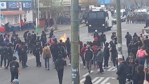 Protesta de estudiantes en Valparaíso termina en enfrentamientos con Carabineros