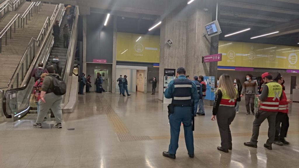 Desalojo de comerciantes ambulantes en Metro Ñuñoa dejó al menos ocho trabajadores lesionados