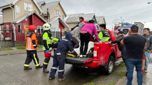 Por falta de ambulancia: trasladan a mujer fracturada en una camioneta en Puerto Montt