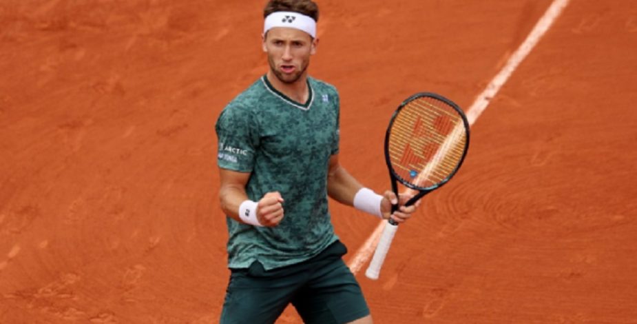 Casper Ruud se transformó en el último semifinalista de Roland Garros tras superar al sorprendente Holger Rune