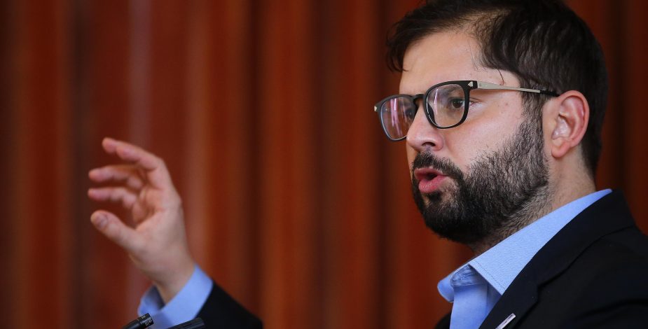 Cadem: aprobación del Presidente Boric cae al 40% y el Rechazo aumenta alejándose del Apruebo