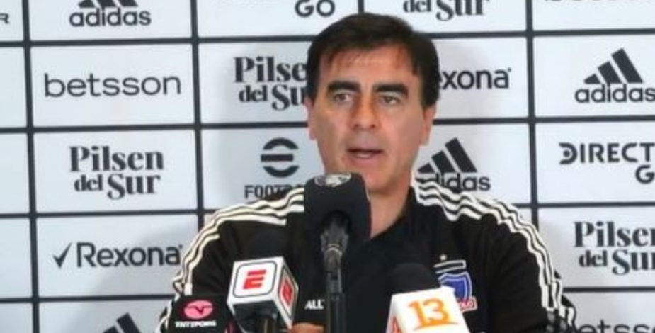 Gustavo Quinteros cierra la puerta a la partida de jugadores en Colo Colo: “No podemos dejar salir a nadie, es imposible”