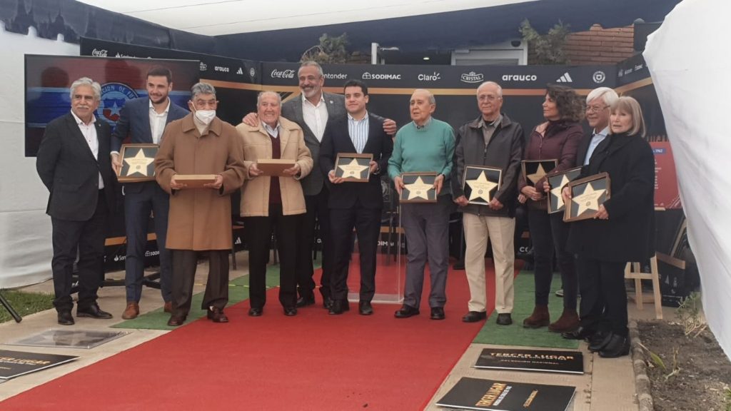 Mundialistas del 62 reciben homenaje con una estrella en el Paseo de la Fama del fútbol chileno