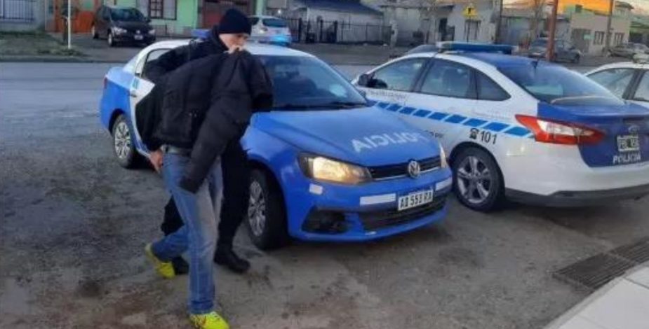 Hombre abusa y roba a abuela de 86 años en Argentina: atacante tiene antecedentes en Chile