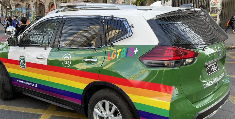 Marcha del Orgullo: patrulla de Carabineros luce arcoíris LGBTI+ durante la marcha