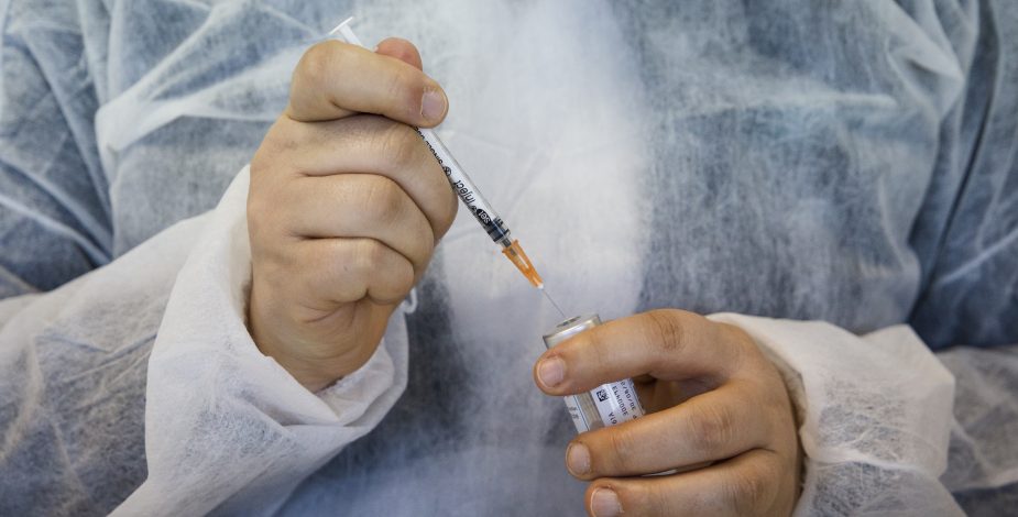 Vacunas de Moderna para nuevas variantes de covid-19 estarán listas en agosto