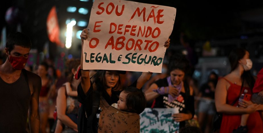 Reportaje revela que mujeres en Brasil adquieren píldoras abortivas de narcotraficantes