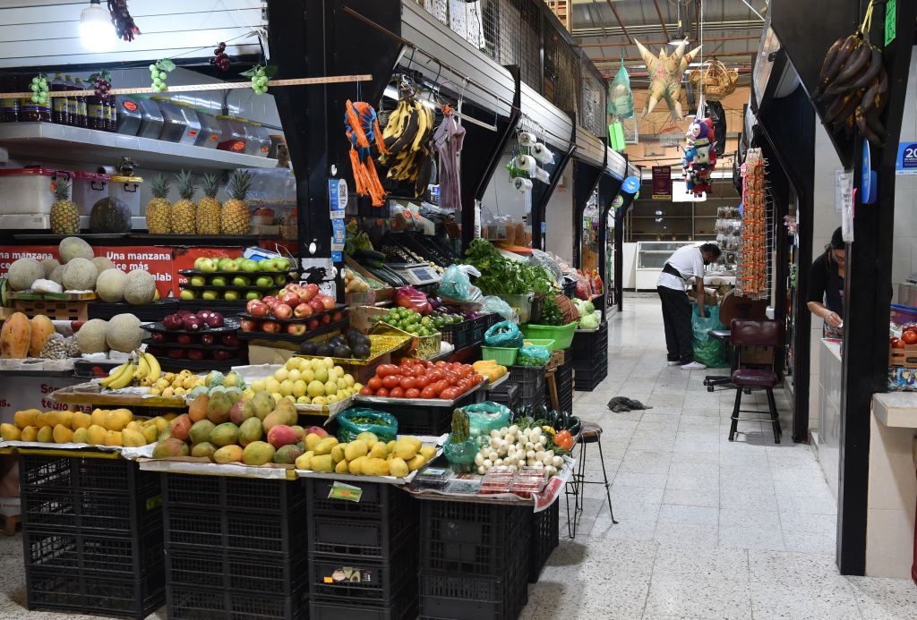 Un comerciante ofrece alimentos en un mercado de la capital de México