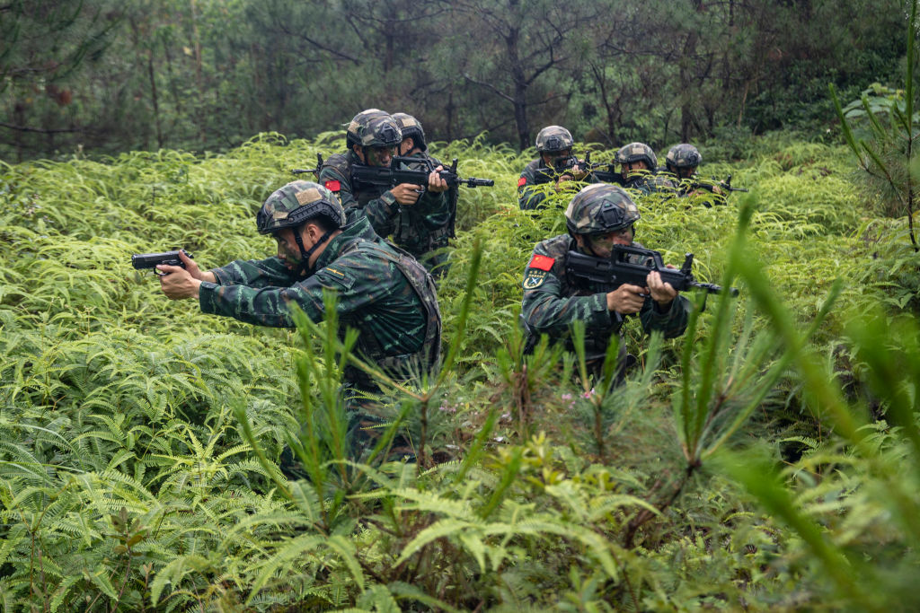 El ejército chino realiza un ejercicio militar en la zona de Yulin