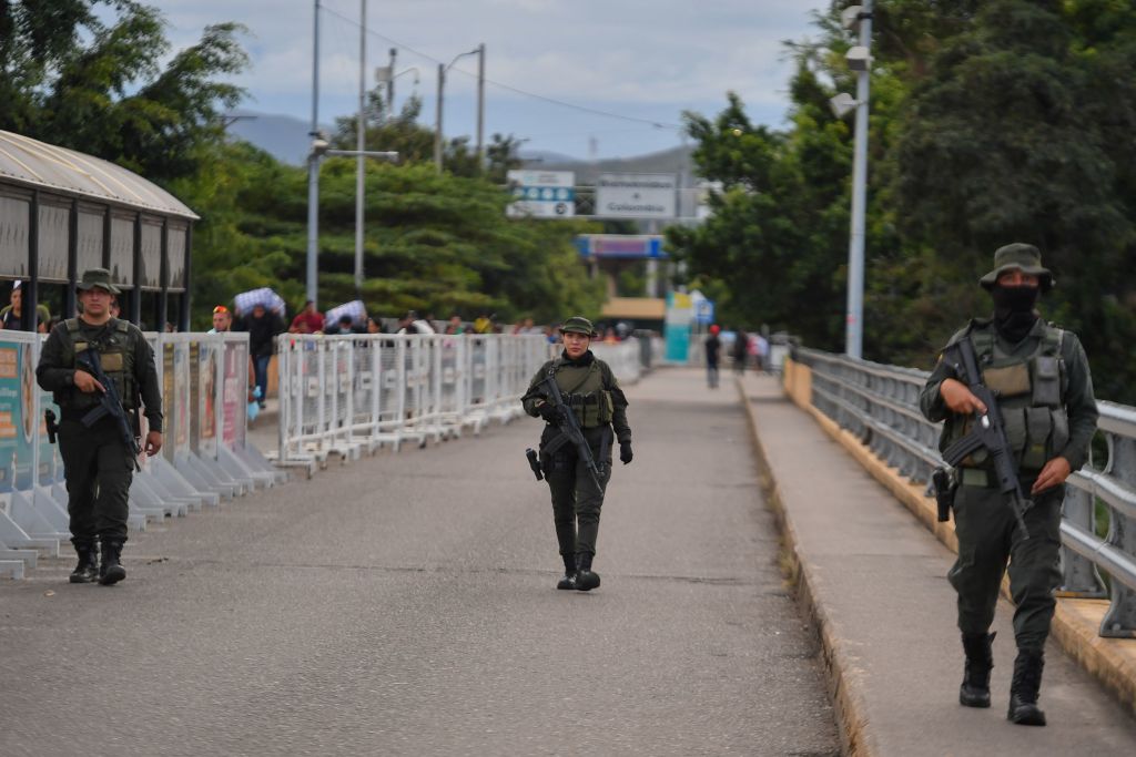 Militares colombianos custodian la frontera con Venezuela en Cúcuta