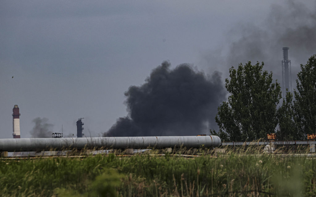 El humo se levanta sobre la región de Lugansk tras un ataque de Rusia