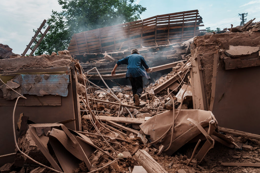 Personas caminan entre los destrozos que deja la guerra en Ucrania