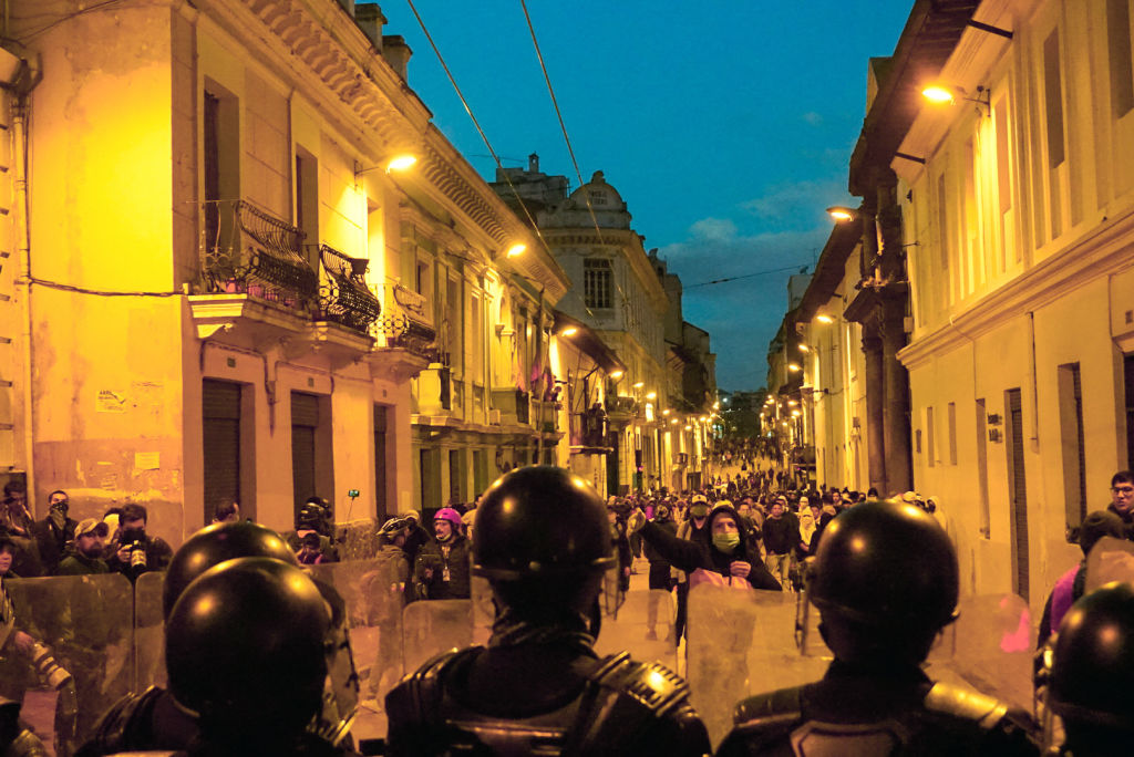 Policía cierran el paso al centro de Quito en medio de la crisis política.