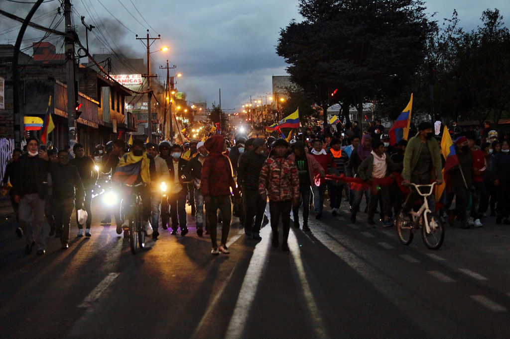 Indígenas de Ecuador marchan hacia el centro de la ciudad de Quito