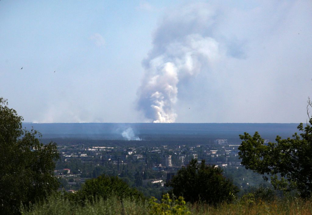 El humo se levanta en la ciudad de  Lysychansk tras los ataques de las fuerzas militares rusas