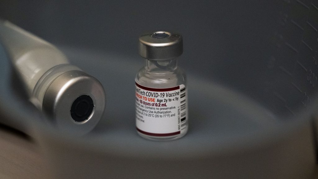 Nuevas subvariantes de ómicron evadirían anticuerpos de vacunas