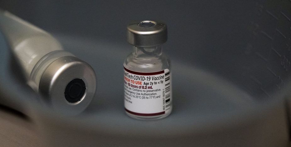 Nuevas subvariantes de ómicron evadirían anticuerpos de vacunas